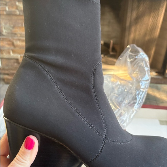 Donald J. Pliner Shoes - Chic Donald Pliner Black Heeled Booties